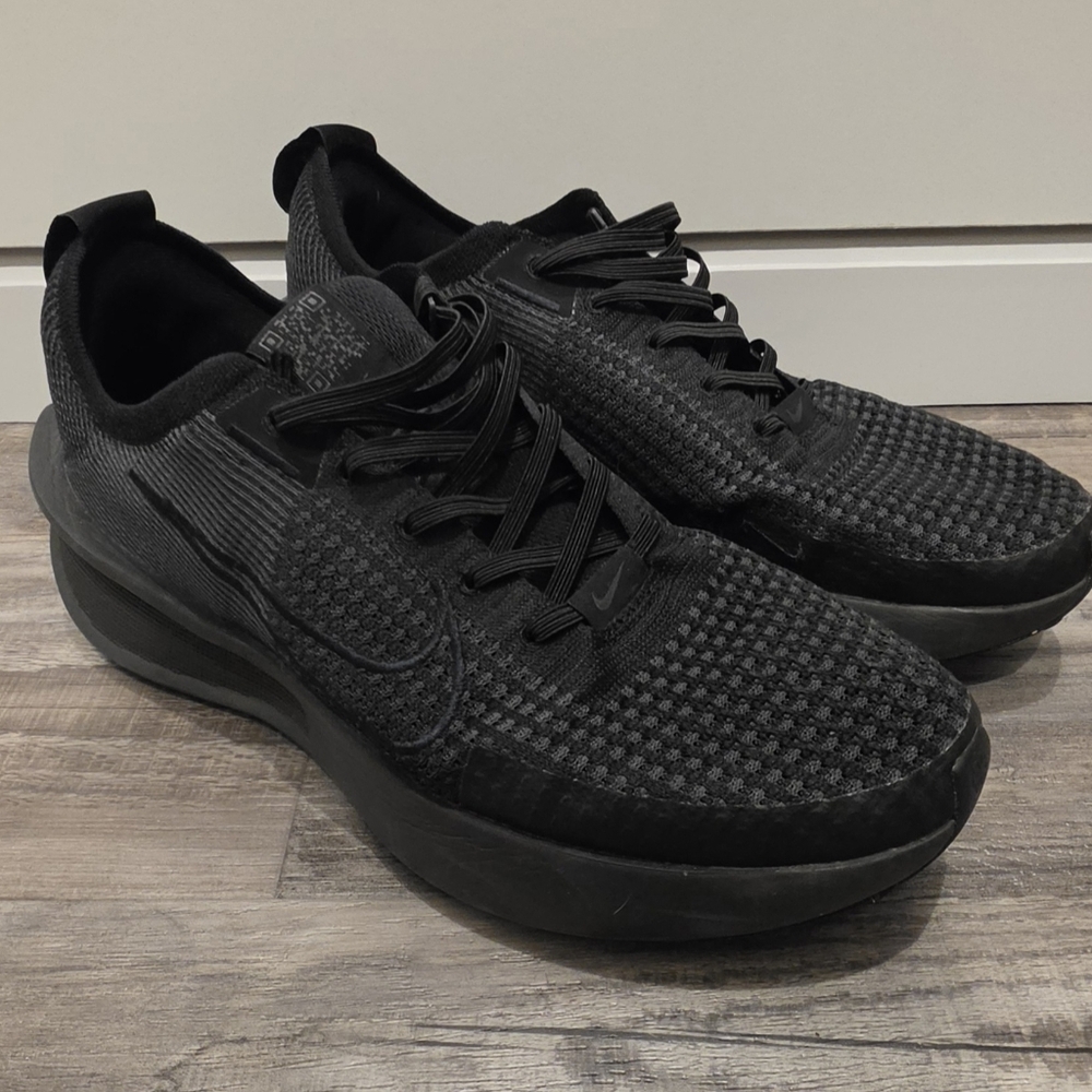 Men's Nike Interact size 10.5, Black and Dark Gray